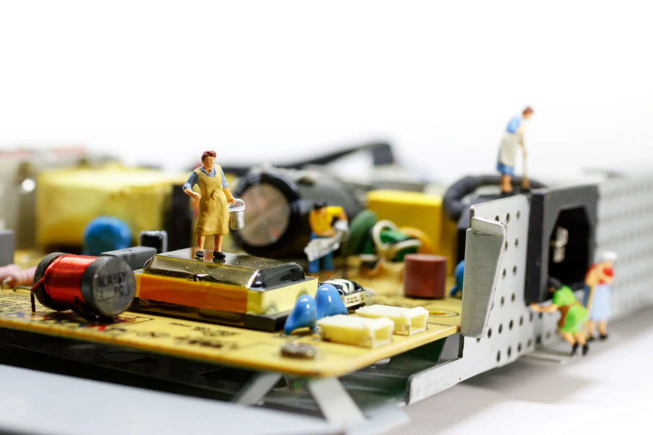 Frauen-reinigen-das-innere-eines-Servers-sowie-Offermann-IT-Consulting-im-Unternehmensnetzwerk-aufraeumt